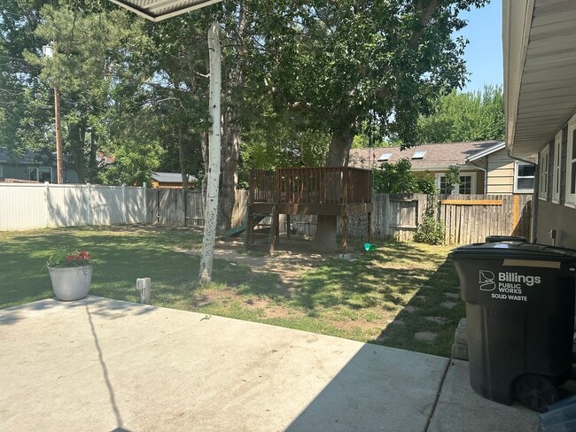 Building Photo - 5 bedroom 2 1/2 bath home for rent