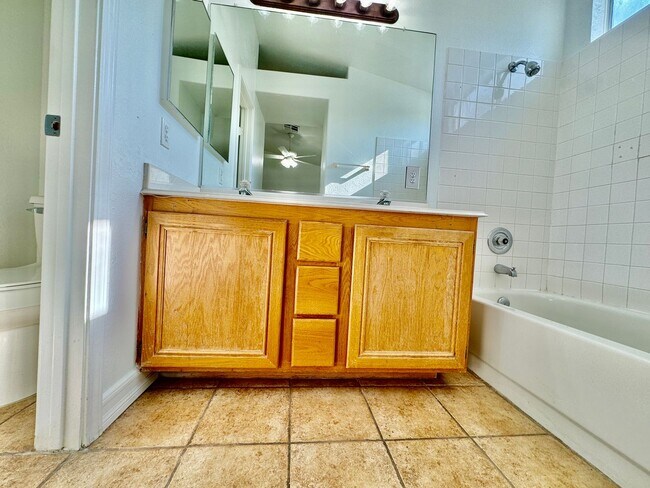 Building Photo - Charming 2 bedroom home in northwest. Very open floorplan.