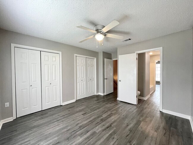 Building Photo - TOWNHOME 2BR   Available 8-7-26