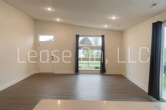 Building Photo - Spacious 3 Bedroom Home in Chalet Ridge with Large Yard