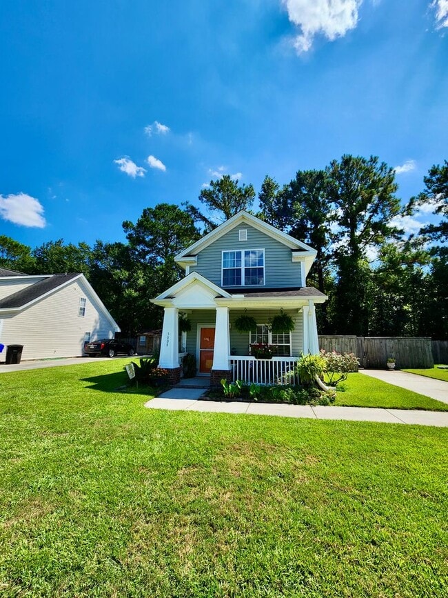 Building Photo - Adorable, well taken care of three bedroom...