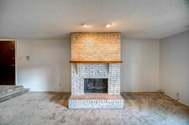 Building Photo - 8235 Poplar Ln