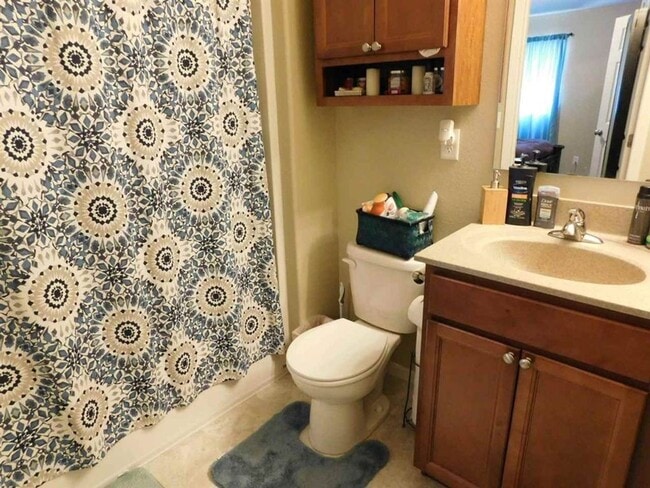 Building Photo - 3 Bedroom Townhome!