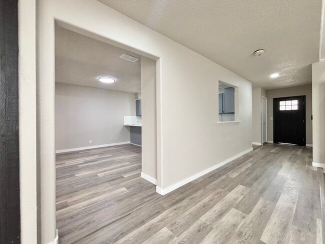 Building Photo - Windcrest Beauty for Rent!