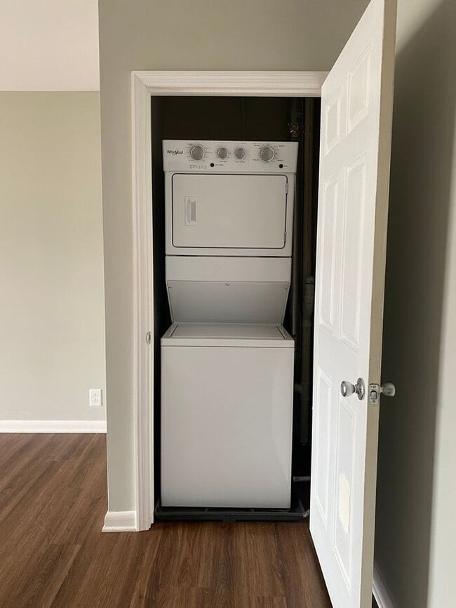 Building Photo - 2 Bedroom Unit was recently renovated. Liv...