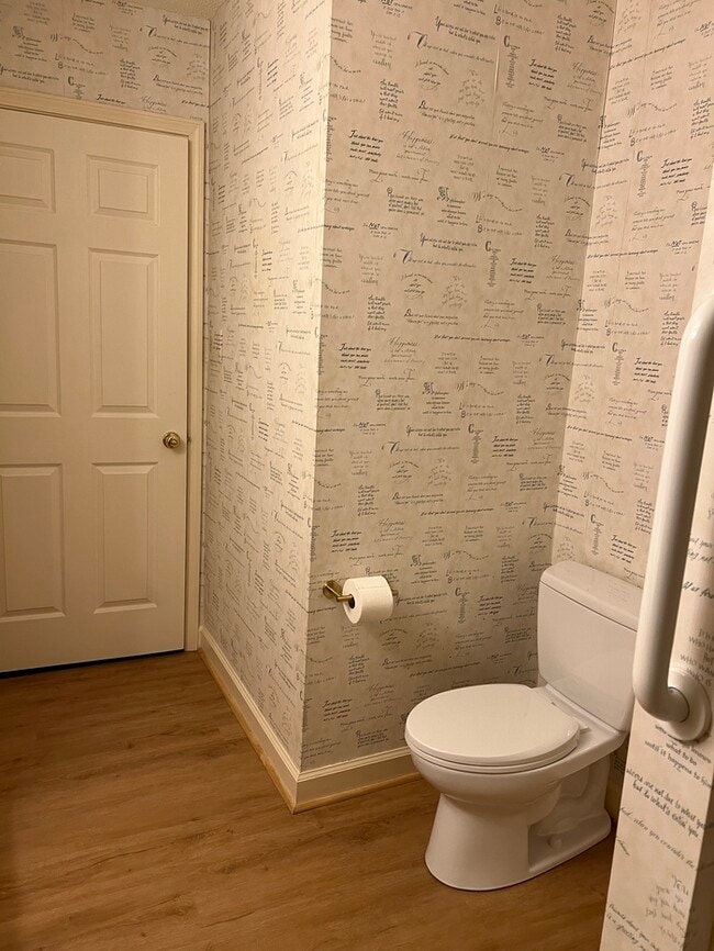 Building Photo - 303 Lake Pointe Dr