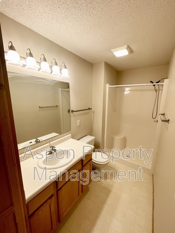 Building Photo - 626 Tipperary Rd