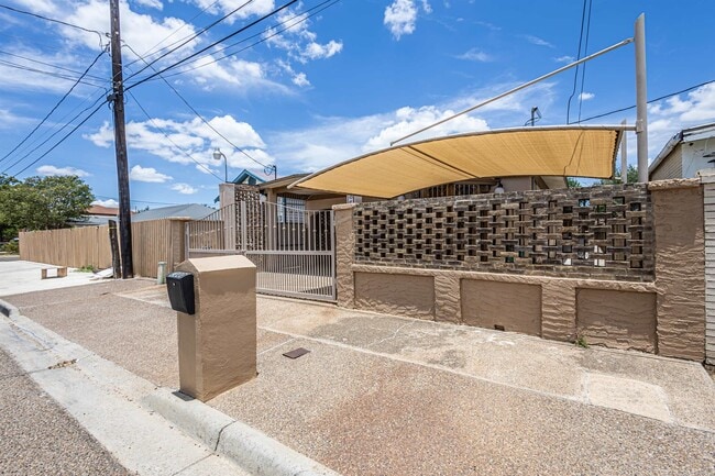 Building Photo - 2006 Piedra China St