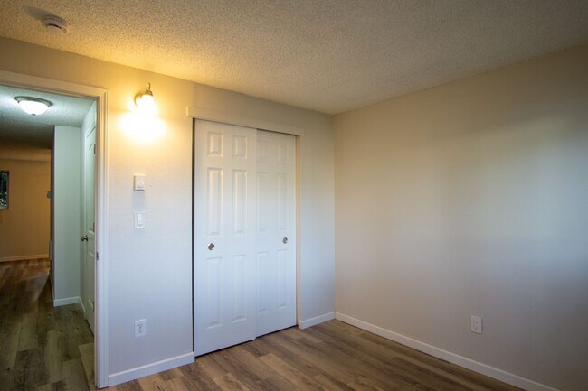 Building Photo - Ground Floor 2 Bdr Close to the Heart of Multnomah Village!