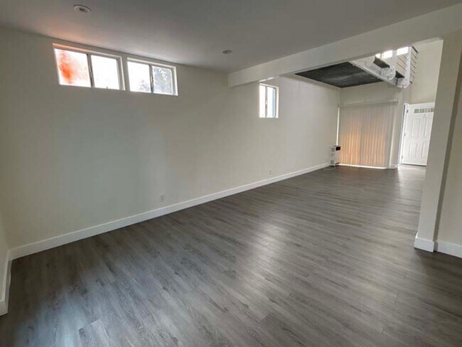 Building Photo - 915 Broadway St