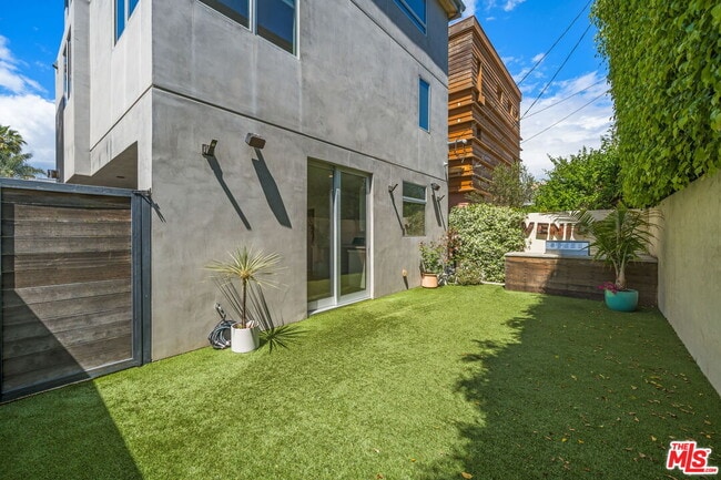 Building Photo - 808 Brooks Ave