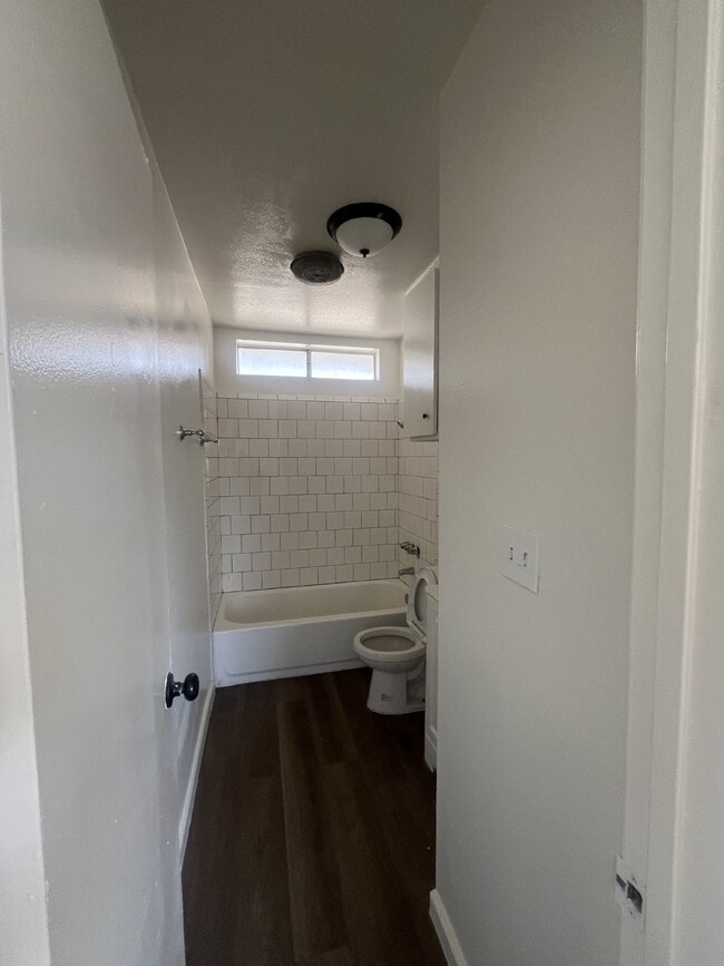 Building Photo - 20469 Vanowen St