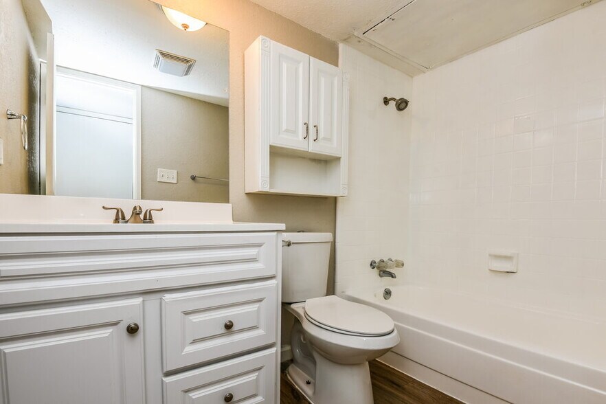 Building Photo - 7812 Burgundy Dr