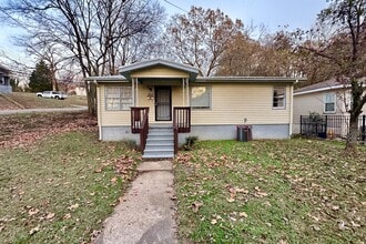 Building Photo - 1045 Waverly St