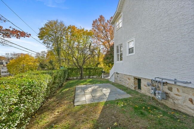 Building Photo - 158 Henry St