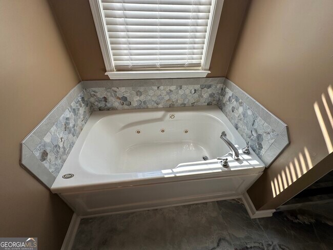 Building Photo - 124 Cottesford Dr SW