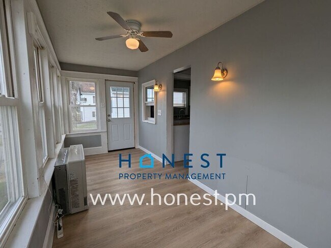 Building Photo - 36 Monroe St