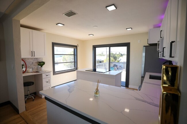 Building Photo - Fully Furnished Luxury Waterfront Unit w/in Walking Distance to the Shopping, Beach, Restaurants,...