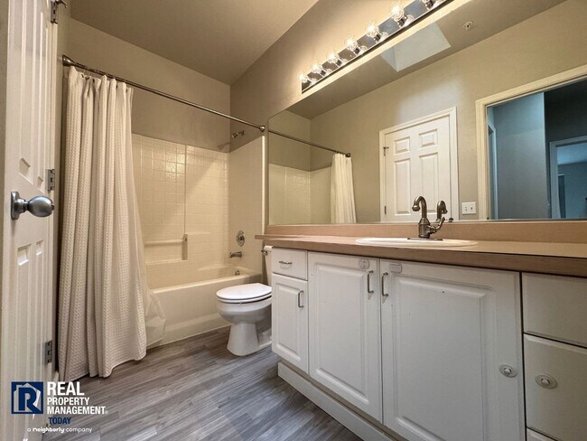 Building Photo - Beautiful 3 Bedroom Condo in Renton, WA!