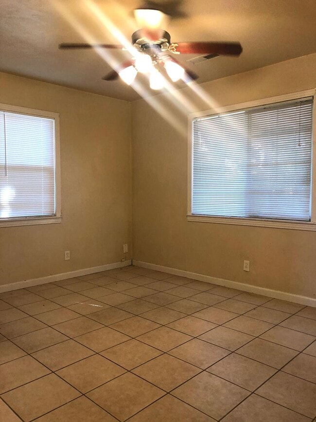 Building Photo - Charming home in center of town