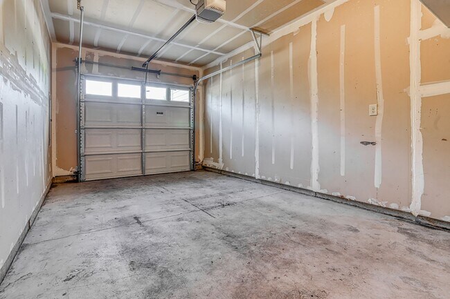 Building Photo - Centrally Located 4 Bedroom Townhome with Attached Garage & AC