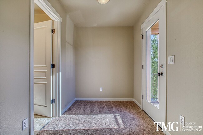 Building Photo - Contemporary 3 Bed 2.5 Bath Style Home in ...