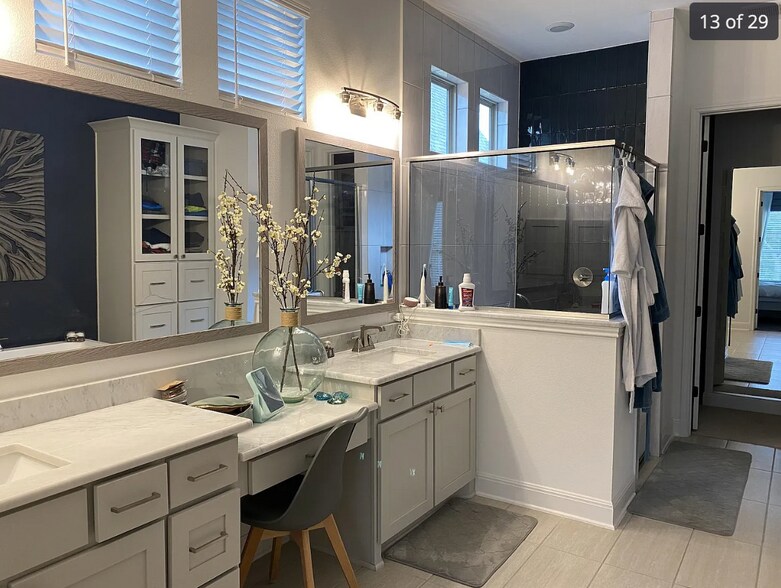 Double vanity with make-up counter - 24719 Resort Pky
