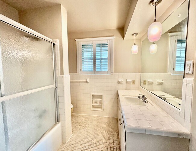 Building Photo - Spacious 3BR Home in Broadmoor | Huge Backyard + Gated Driveway