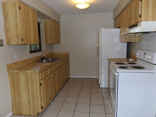 Building Photo - 3 Bedroom 1 bath Call Carole Arcaro Delton...