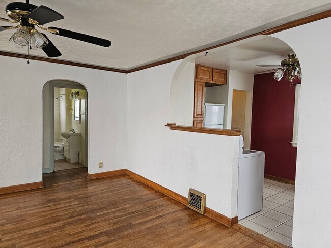 Building Photo - 915 W 28th St