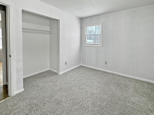 Building Photo - 5573 Rockbluff Dr NE