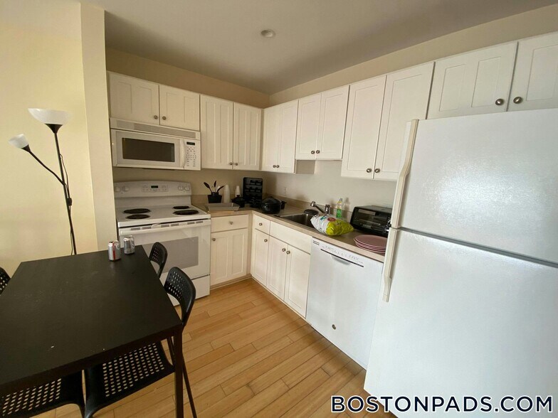 Building Photo - 40 Boylston St