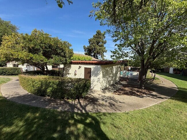Building Photo - 2-Bedroom, 1.5 Bathroom Townhome in Quiet El Sobrante Neighborhood