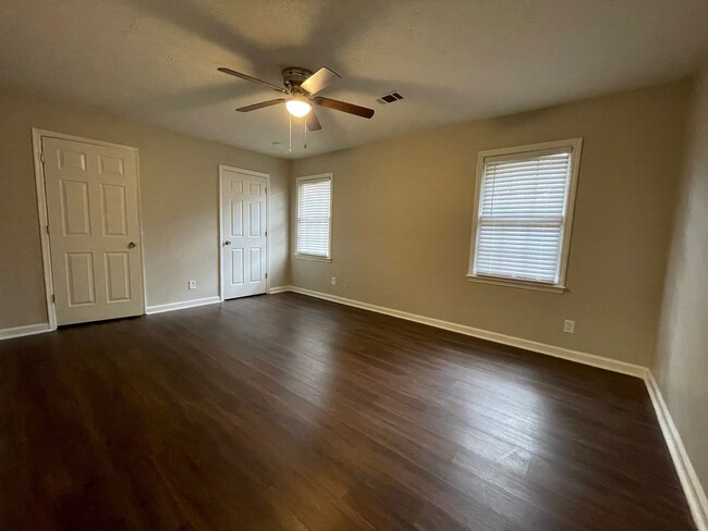 Building Photo - $500 OFF RENT! Beautiful Charming 2 Bed/2B...