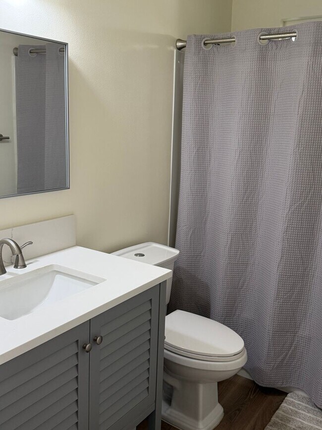 Building Photo - Beautifully Updated 3 Bed, 2 Bath Home in West Vista