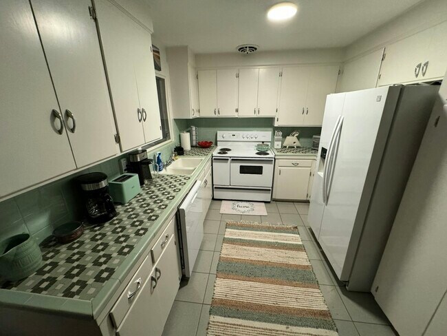 Building Photo - 27 Escalona Ave