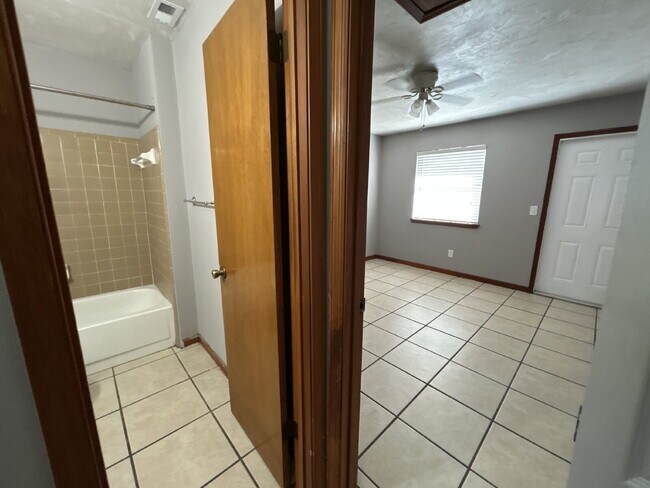 Building Photo - Spacious 1 Bedroom 1 Bathroom! Located Off Ocala Road.