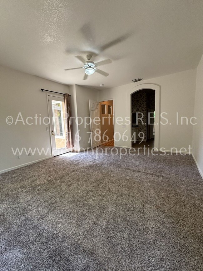 Building Photo - Single Story, Possible In-law or Great Hom...