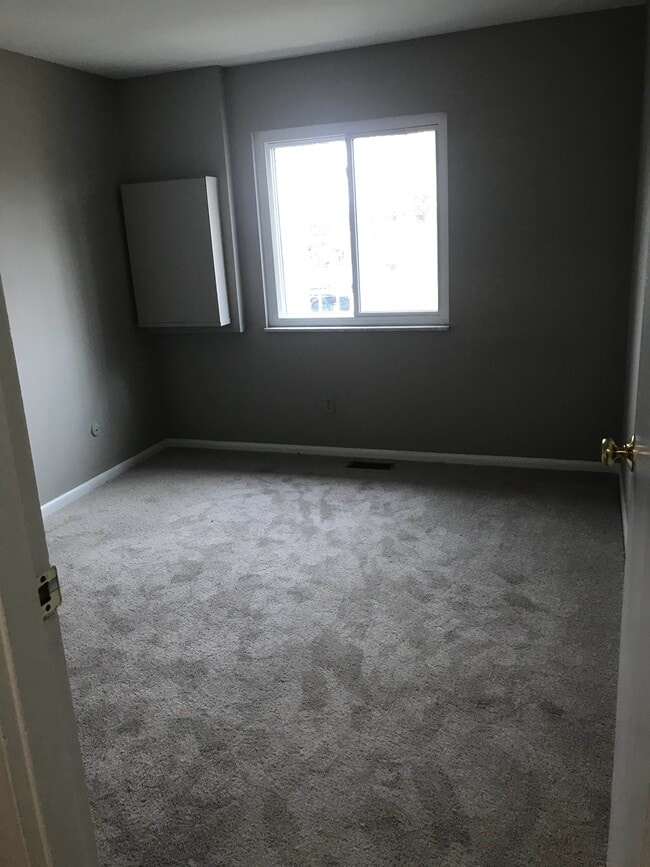 Building Photo - 5685 Coach Dr E