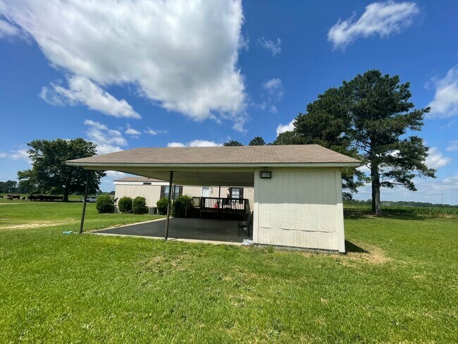 Building Photo - Country Living at its Best