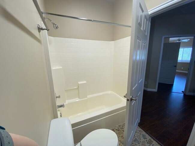 Building Photo - 2 Bed 2 Bath Apartment *UTILITIES INCLUDED*