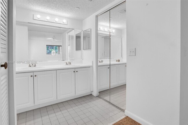 Building Photo - 900 SW 142nd Ave