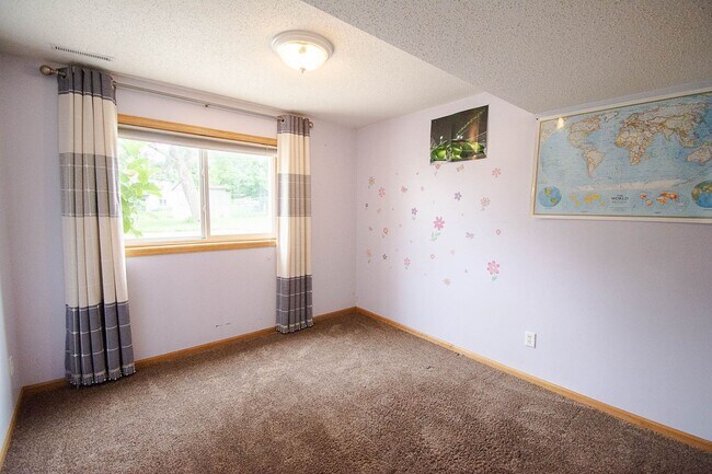 Building Photo - Fantastic NW Rochester home with great updates!