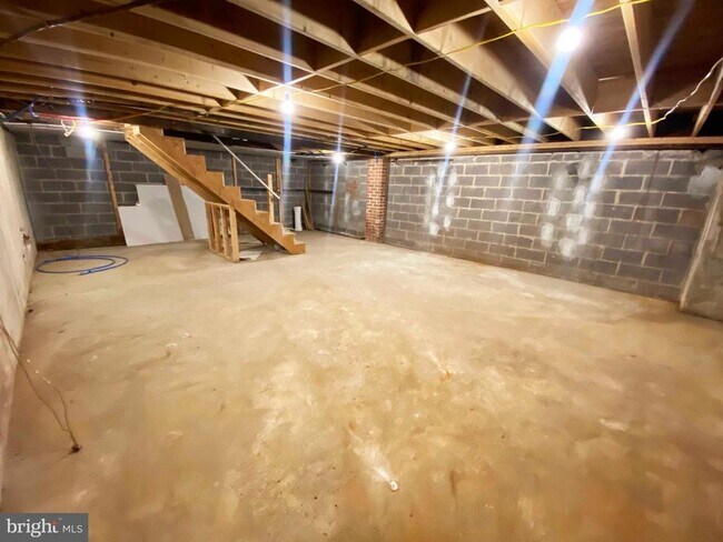 Building Photo - 1433 Vernon Rd