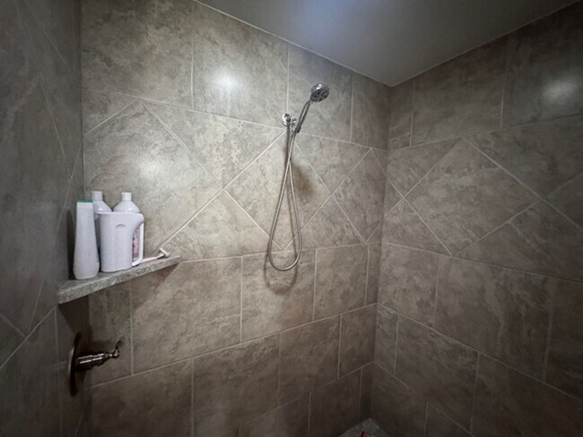 Building Photo - WOW! This home has it all, 3 full bathrooms, 5 true bedrooms AND a bonus room. great outdoor spac...