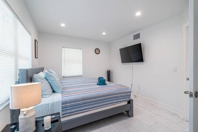 Building Photo - Beachfront Bloo's -2 Units-Ocean View Balc...