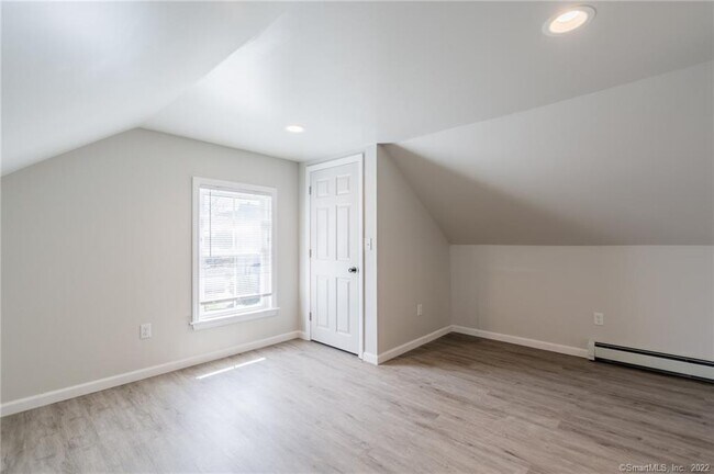Building Photo - 31 Willetts Ave