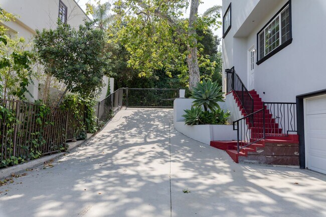 Building Photo - Beautiful Hollywood Hills Home For Lease!