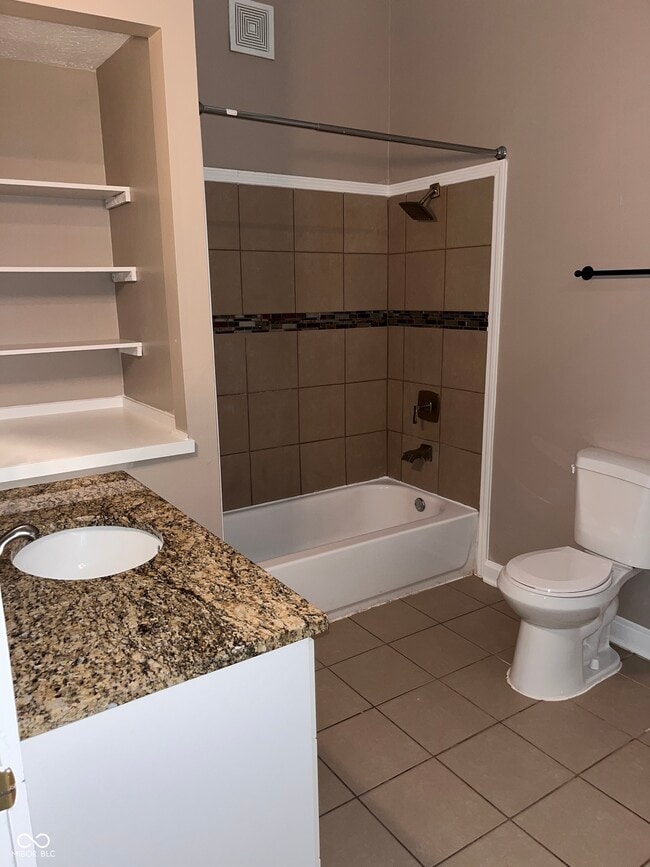 Building Photo - 945 Fox Hill Dr