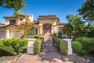 Building Photo - Spacious Executive Home in the Heart of Mi...